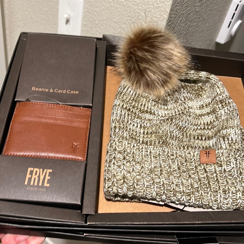 NIB Frye Genuine Leather CARD WALLET & BEANIE Brown & White Hat NEW IN BOX - Picture 1 of 6